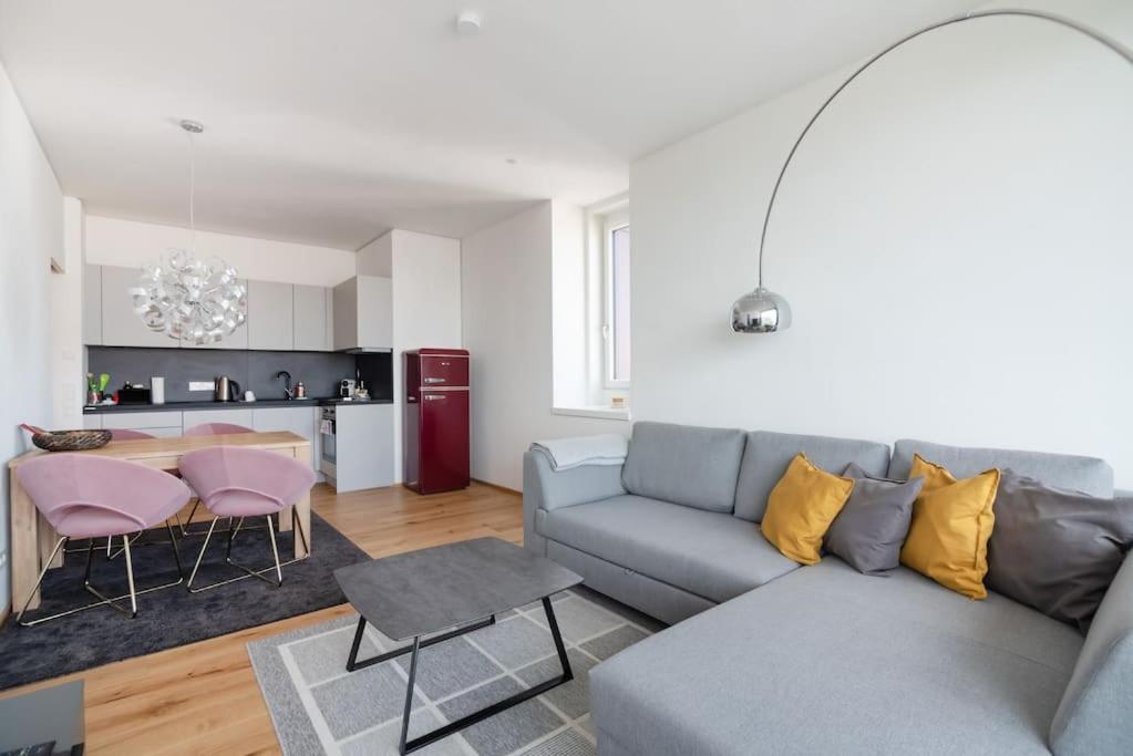 Hoch Hinaus, Neu Und Stilvoll Mit Pool Am Dach Apartment Vienna Exterior photo