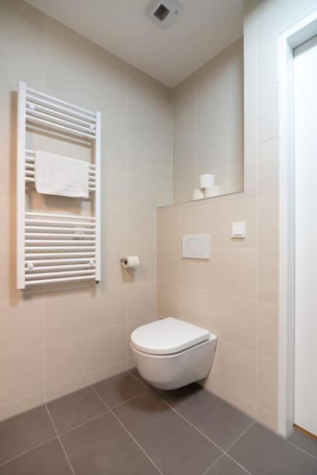 Hoch Hinaus, Neu Und Stilvoll Mit Pool Am Dach Apartment Vienna Exterior photo